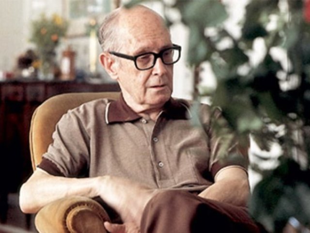 Carlos Drummond de Andrade.