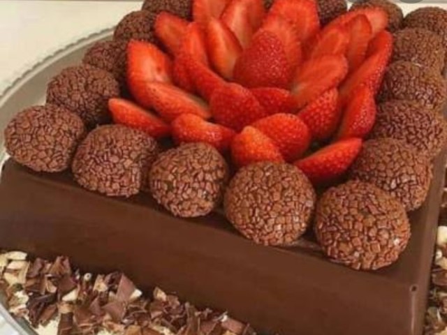 Doce com chocolate e morango