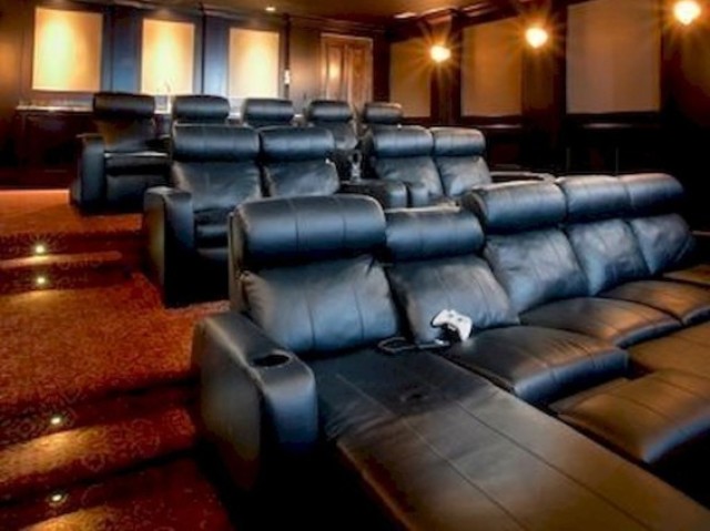 Cinema (como vc vinha de uma familia rica o cinema era na sua casa)