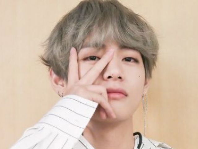 O homem considerado o mais bonito do mundo em 2017 e 2018 (Taehyung)