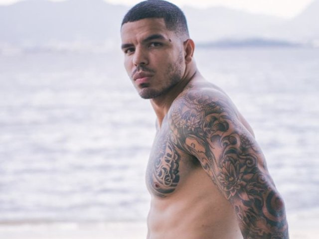 Um moreno, ao estilo drake.