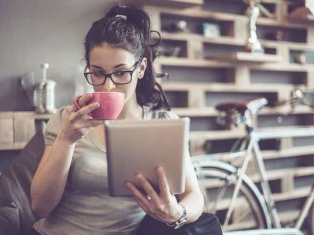 Observar a vida dos famosos na internet é divertido!