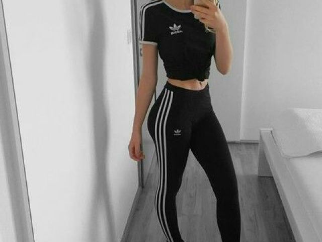 um conjunto da adidas