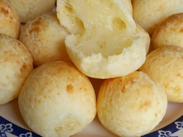 Só um pãozinho de queijo quentinho pra não ficar sem comer nada.