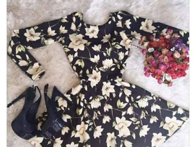 Sauto agulha Preto, vestido com manga longa Preto com florzinha.