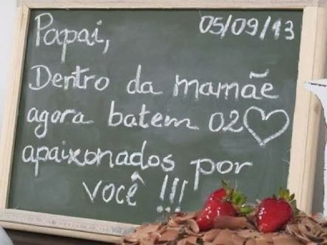 Ele chegou do trabalho e foi pro quarto assim que entrou no quarto se deparou com uma lousa em cima da cama com roupinhas de neném e surpresa.