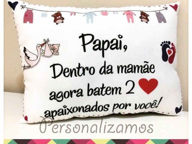 Ele estava percebendo que eu estava meio estranha sempre saia. Depois que ele voltou do trabalho coloquei uma almofada bem no lugar onde ele costumava sentar sempre que chegava do trabalho quanto sentou percebeu que eu estava diferente mais feliz radiante e quando ele viu se emocionou se ajoelhou beijou minha barriga e começou a chorar😭😭😭😭😭😭 foi muito fofo 😍😍