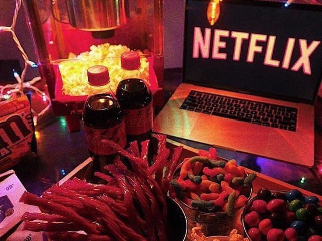 Netflix e bastante comida