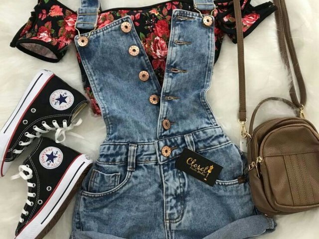 Top florido + jardineira + bolsa + all stars