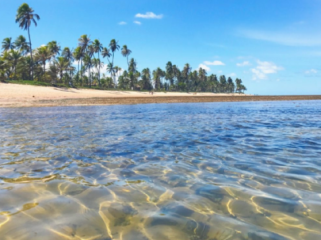 Praias ou lugares que tenham contato com o mar.