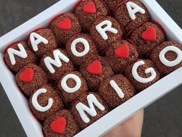 ele te deu uma caixa de brigadeiro