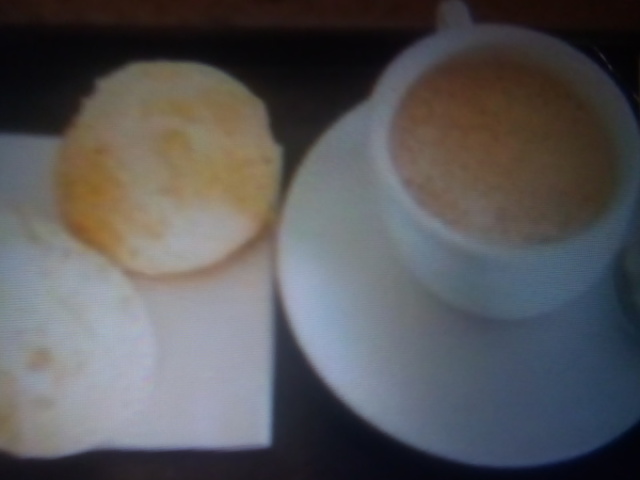 Pão de queijo e Cappucino ☕(n achei pão de queijo)