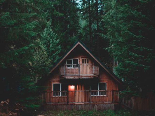 Sua casa será rútica na floresta.