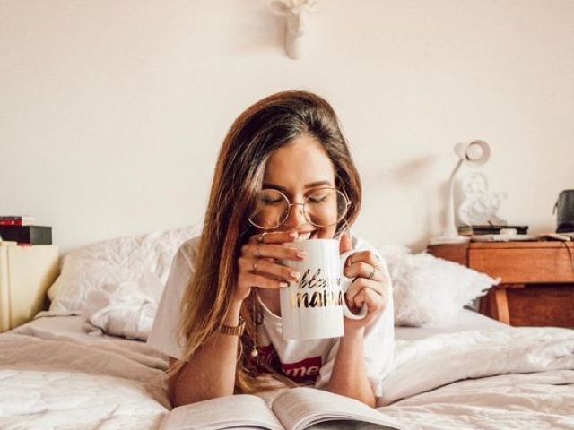 Tomando café ou chá e lendo. Para despreguiçar nossa leitura.