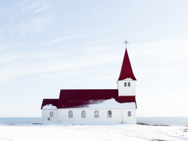 Visitar um(a) templo/igreja.