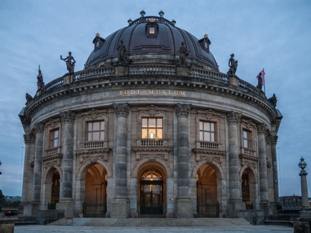 Ir à museus.