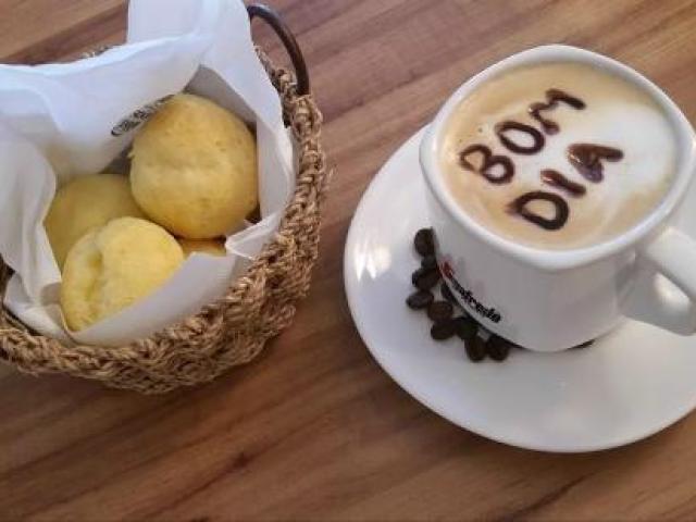 Só cafe com bolinha de queijo da