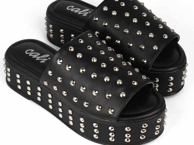 Esse tamanco com spikes