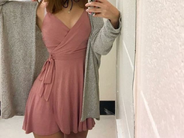 um vestido simples