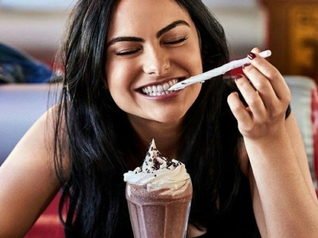 Oii!Tudo bem?Já é daqui ou nova com eu?
-Sou nova támbem!(Risadas) Qual seu nome?
-Veronicá e você?