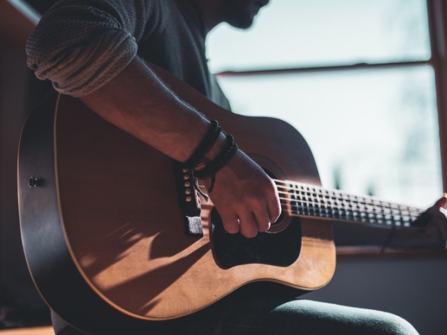 Ele começou a tocar uma música sobre como nos conhecemos e depois me pediu em namoro