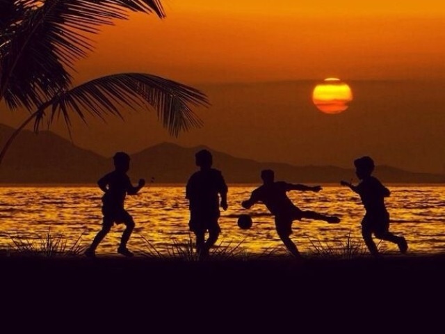 Jogar futebol