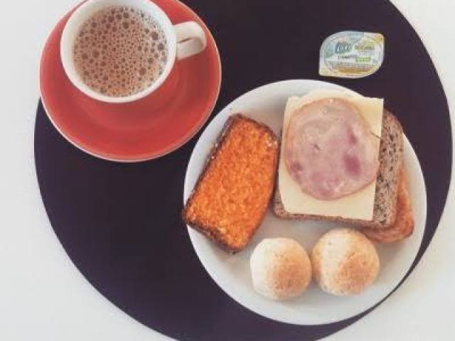 Um café da manhã simples, já cronometrei meu tempo, posso chegar atrasada se demorar demais.