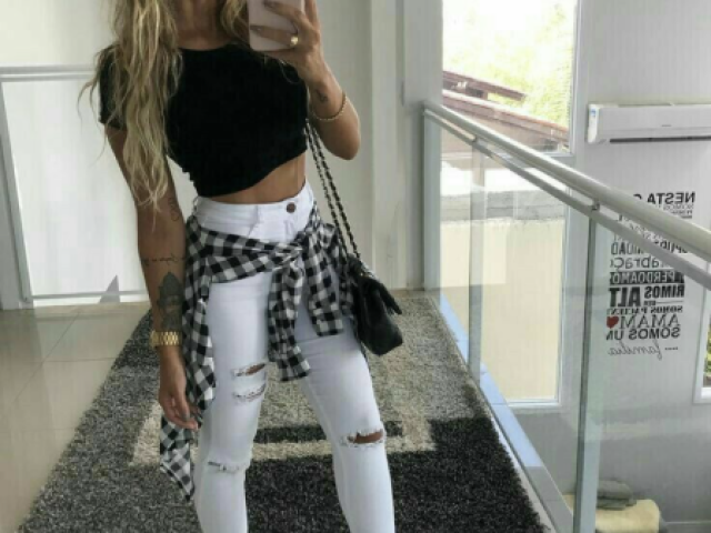 Esse cropped com calça jeans e casaco amarrado