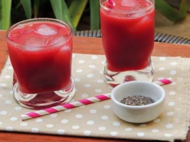 Suco de maracujá com morango e melancia