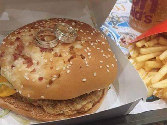 - pedimos fast food, e junto com o hambúrguer, havia algo mais.