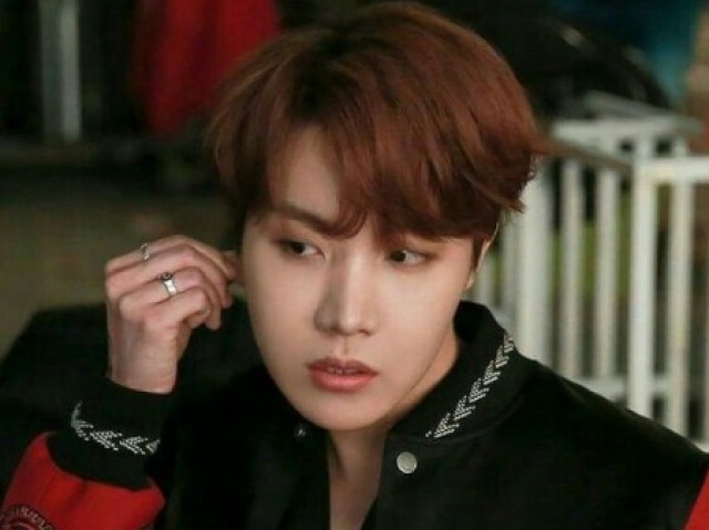 J-Hope
(Meu utt :3 )