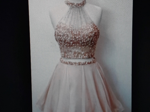 Vestido rosa com detalhes de pérolas