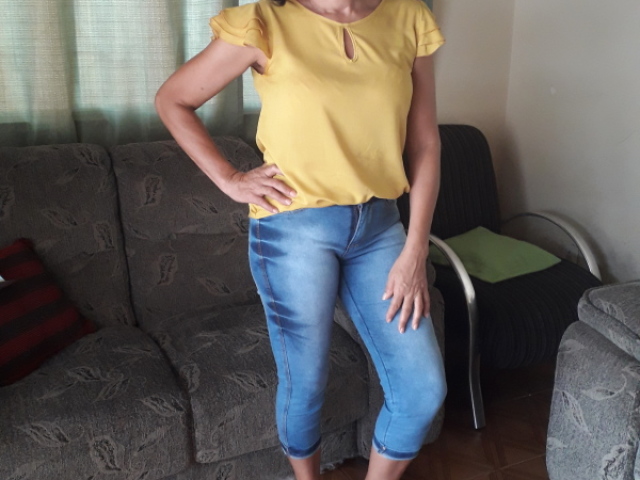 Uma blusa amerela simples e uma calça