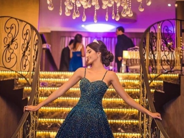 Vestido azul escura com brilho