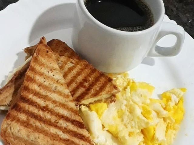 Pão grelhado, com café e ovo mechido