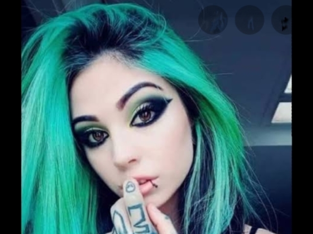 Uma menina com 18 anos que só tem amigos góticos