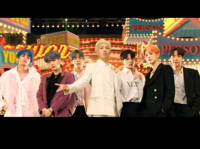 BTS-Boy With Luv ft. Halsey