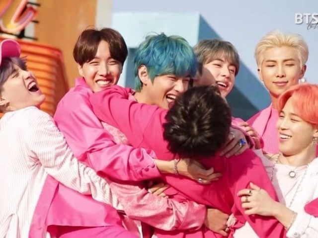 Boy With Luv🎶💕 **BTS**
Além de muitas pessoas conhecerem, eu acho que minha voz se encaixa nela