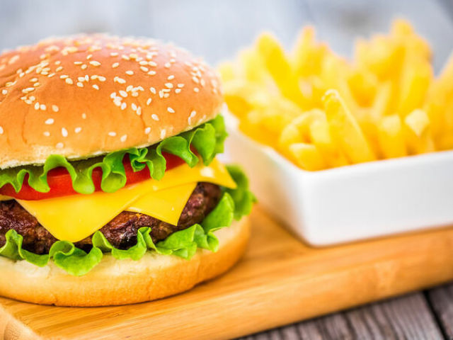 Hambúrguer e batata frita