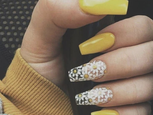 Esmalte amarelo e desenho de girassóis 🌻