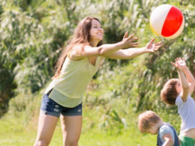 Brincar ou jogar algum esporte com meus amigos.