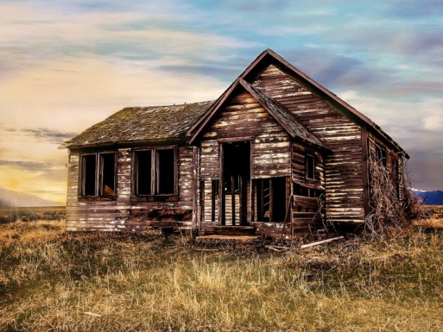 Numa casa abandonada.