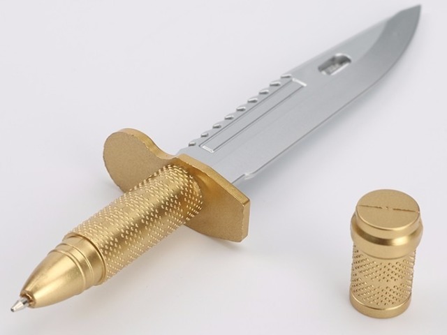 *KNIFE*
GENTE ISSO É UMA CANETA? EU QUERO
