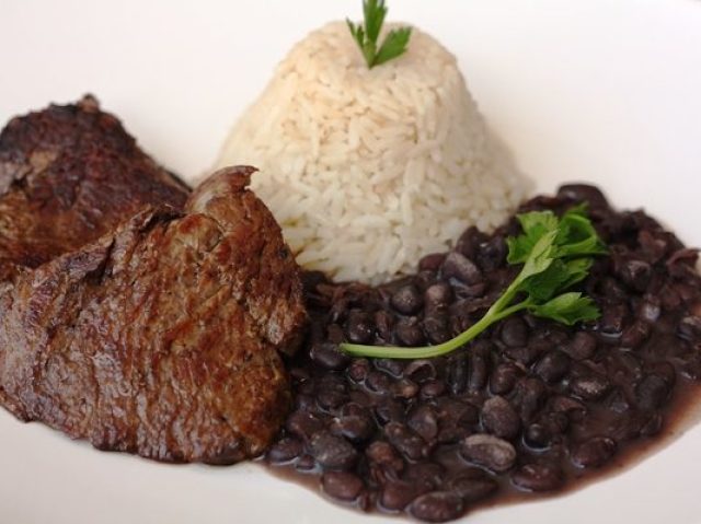 Tradicional arroz com feijão e carne