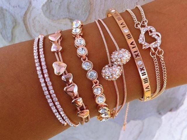 um conjunto de pulseiras para ela ficar elegante