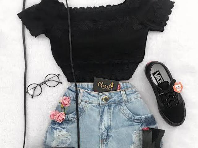 Essa blusa preta com essa sai com flores💗