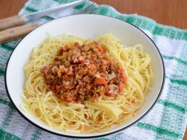 MACARRÃO COM CARNE MOÍDA