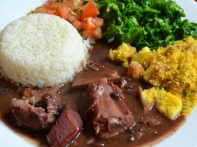 Uma feijoada com aquela farofa tipicamente Brasileira