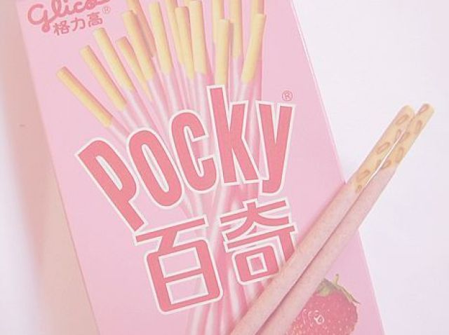 biscoitos pocky! eu amo! e tinha um bilhete junto. marcando um encontro na praça