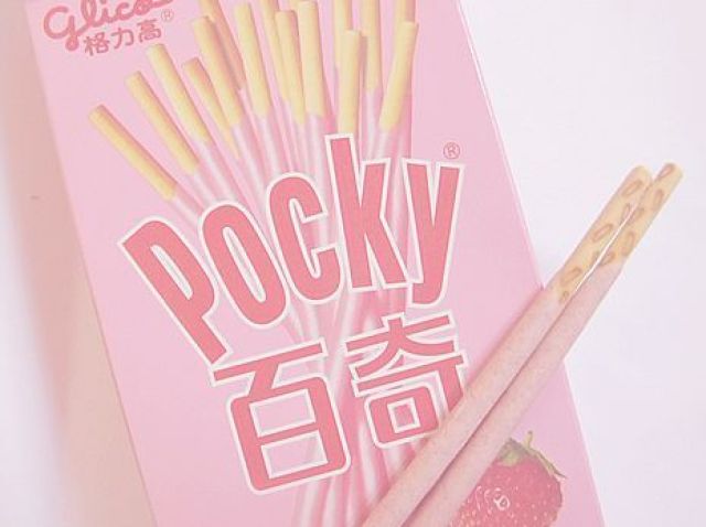 biscoitos pocky! eu amo! e tinha um bilhete junto. marcando um encontro na praça